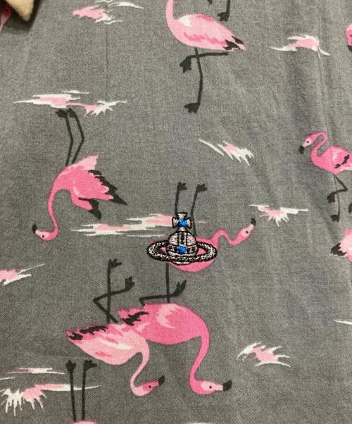 Vivienne Westwood man（ヴィヴィアン ウェストウッド マン）Vivienne Westwood man (ヴィヴィアン ウェストウッド マン) オーブ刺繍×フラミンゴプリントシャツ グレー サイズ:46の古着・服飾アイテム