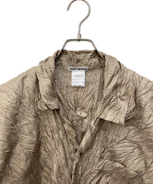 ISSEY MIYAKE（イッセイミヤケ）ISSEY MIYAKE (イッセイミヤケ) シワ加工シャツ ベージュ サイズ:Ｍの古着・服飾アイテム