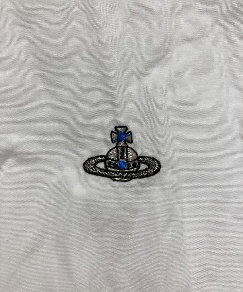 Vivienne Westwood man（ヴィヴィアン ウェストウッド マン）Vivienne Westwood man (ヴィヴィアン ウェストウッド マン) アシメデザイン７分袖オーブ刺繍シャツ ホワイト サイズ:44の古着・服飾アイテム