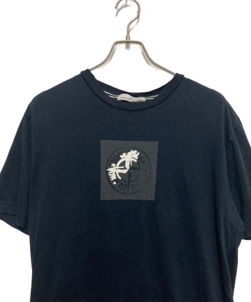 STONE ISLAND（ストーンアイランド）STONE ISLAND (ストーンアイランド) Institutional / Stamp One Badge Print T-Shirt ネイビー サイズ:XLの古着・服飾アイテム