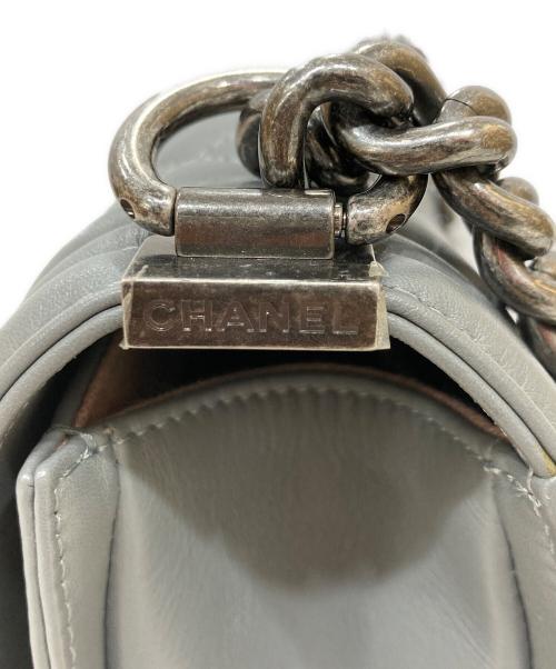CHANEL（シャネル）CHANEL (シャネル) BOY CHANEL チェーンショルダーバッグ グレー サイズ:ミディアムの古着・服飾アイテム
