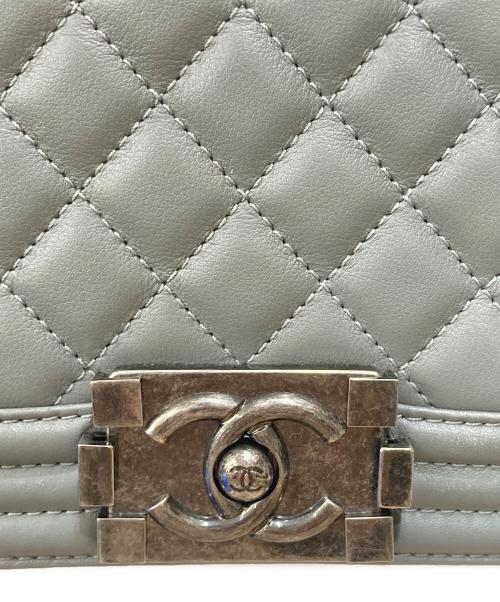 CHANEL（シャネル）CHANEL (シャネル) BOY CHANEL チェーンショルダーバッグ グレー サイズ:ミディアムの古着・服飾アイテム
