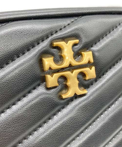 TORY BURCH（トリーバーチ）TORY BURCH (トリーバーチ) キラ シェブロン カメラバッグ ブラックの古着・服飾アイテム
