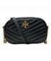 TORY BURCH（トリーバーチ）の古着「キラ シェブロン カメラバッグ」｜ブラック