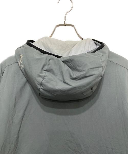 ARC'TERYX（アークテリクス）ARC'TERYX (アークテリクス) BEAMS (ビームス) ARC'TERYX × BEAMS / 別注 Atom AR Hoodie グレー サイズ:Mの古着・服飾アイテム