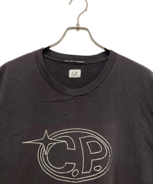 C.P COMPANY（シーピーカンパニー）C.P COMPANY (シーピーカンパニー) ロゴプリントTシャツ グレー サイズ:3XLの古着・服飾アイテム