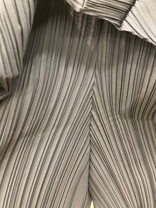 ISSEY MIYAKE FETE（イッセイミヤケフェット）ISSEY MIYAKE FETE (イッセイミヤケフェット) 襟デザインショートプリーツジャケット ブラック サイズ:3の古着・服飾アイテム
