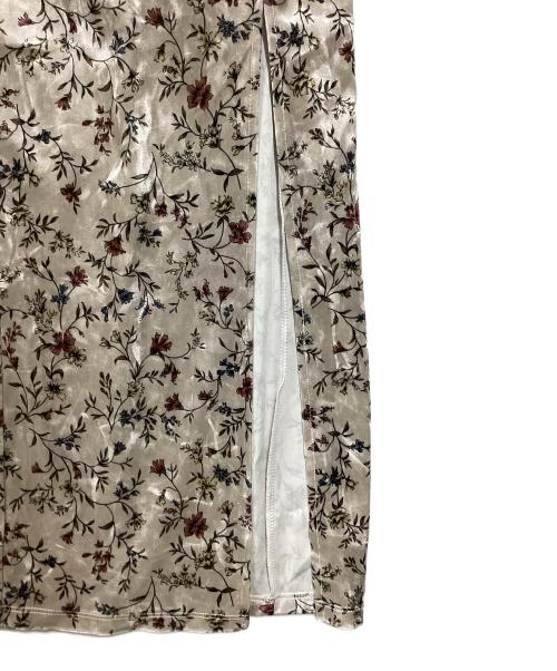 Snidel（スナイデル）Snidel (スナイデル) ベロアプリントキャミワンピース アイボリー 未使用品の古着・服飾アイテム