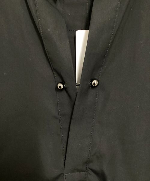 Ujoh（ウジョー）Ujoh (ウジョー) LOKITHO (ロキト) STUDIOUS (ステュディオス) 別注エンブロイダリーピアシングシャツ ブラック サイズ:2 未使用品の古着・服飾アイテム