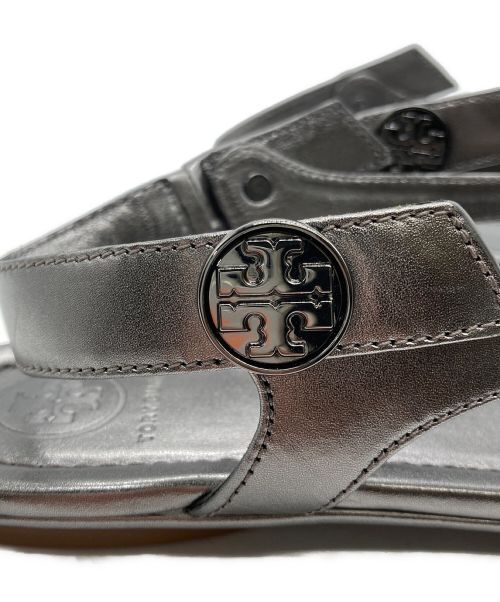 TORY BURCH（トリーバーチ）TORY BURCH (トリーバーチ) MINNIE TRAVEL SANDAL メタリックグレー サイズ:7.5の古着・服飾アイテム