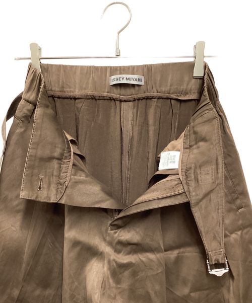 ISSEY MIYAKE（イッセイミヤケ）ISSEY MIYAKE (イッセイミヤケ) ベルトパンツ ブラウン サイズ:2の古着・服飾アイテム