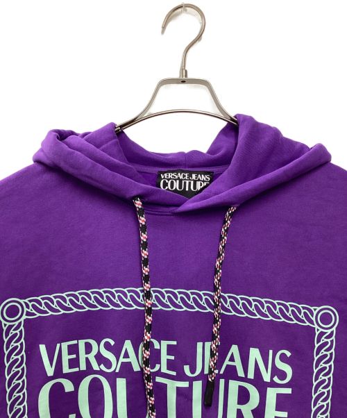 VERSACE JEANS COUTURE（ヴェルサーチ ジーンズクチュール）VERSACE JEANS COUTURE (ヴェルサーチ ジーンズクチュール) プルオーバーパーカー パープル サイズ:Mの古着・服飾アイテム