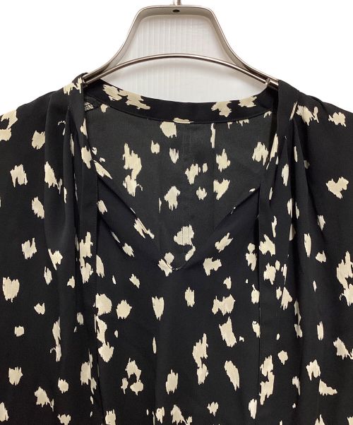 icB（アイシービー）icB (アイシービー) Back Satin Amunzen ナロータイブラウス ブラック サイズ:Sの古着・服飾アイテム