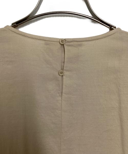 evam eva（エヴァムエヴァ）evam eva (エヴァムエヴァ) fine pleats one-piece ベージュ サイズ:Freeの古着・服飾アイテム