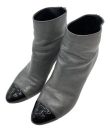 CHANEL（シャネル）の古着「ココマークショートブーツ」｜グレー