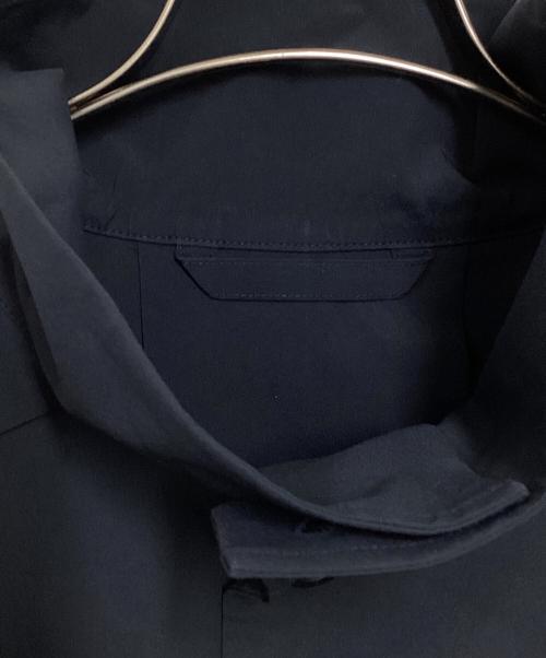 HOMME PLISSE ISSEY MIYAKE（オム プリッセ イッセイ ミヤケ）HOMME PLISSE ISSEY MIYAKE (オムプリッセ イッセイ ミヤケ) WING COAT ネイビー サイズ:2の古着・服飾アイテム