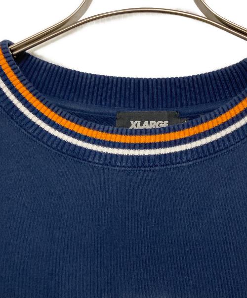 X-LARGE（エクストララージ）X-LARGE (エクストララージ) STRIPED SLEEVE TEAM LOGO CREWNECK SWEAT ネイビー サイズ:XLの古着・服飾アイテム