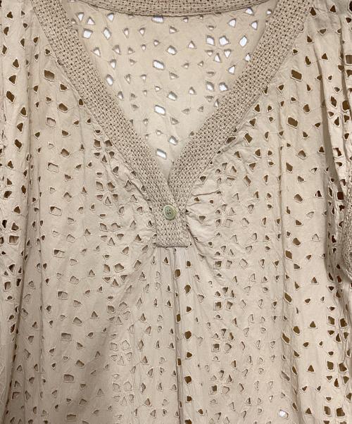 ISSEY MIYAKE（イッセイミヤケ）ISSEY MIYAKE (イッセイミヤケ) パンチングレースワンピース ベージュ サイズ:Ｍの古着・服飾アイテム