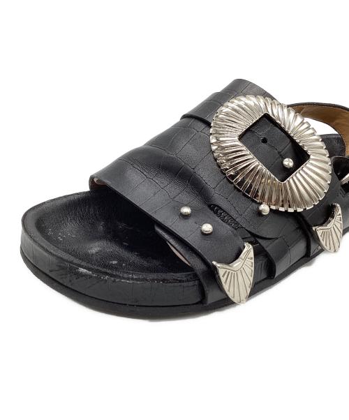 TOGA PULLA（トーガ プルラ）TOGA PULLA (トーガ プルラ) コンチョベルトサンダル ブラック サイズ:37の古着・服飾アイテム