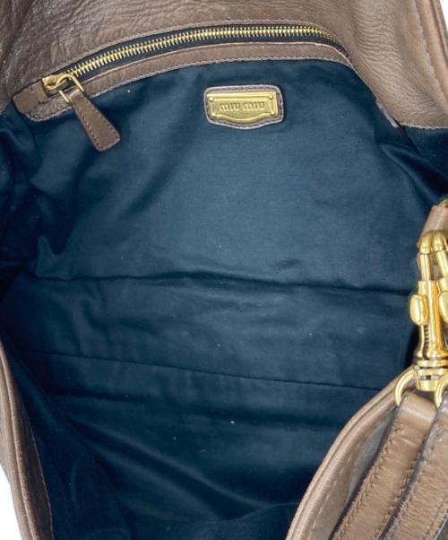 MIU MIU（ミュウミュウ）MIU MIU (ミュウミュウ) オールドレザーショルダーバッグ ブラウンの古着・服飾アイテム