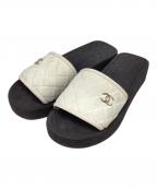 CHANELシャネル）の古着「ココマークキルティングサンダル」｜ホワイト×ブラック