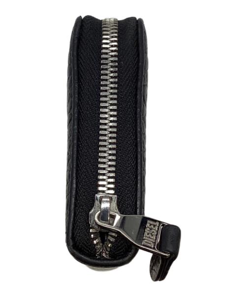 DIESEL（ディーゼル）DIESEL (ディーゼル) garnetラウンドジップウォレット/メタルロゴ長財布 ブラックの古着・服飾アイテム