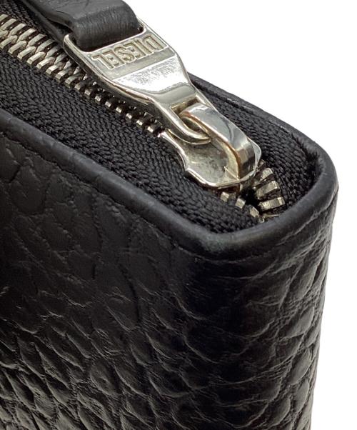 DIESEL（ディーゼル）DIESEL (ディーゼル) garnetラウンドジップウォレット/メタルロゴ長財布 ブラックの古着・服飾アイテム