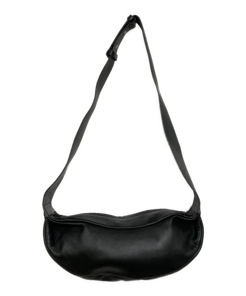 COS（コス）COS (コス) レザープリーツベルトバッグ ブラックの古着・服飾アイテム