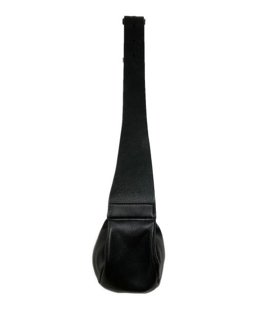 COS（コス）COS (コス) レザープリーツベルトバッグ ブラックの古着・服飾アイテム