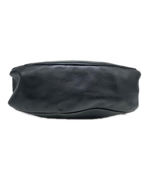 COS（コス）COS (コス) レザープリーツベルトバッグ ブラックの古着・服飾アイテム