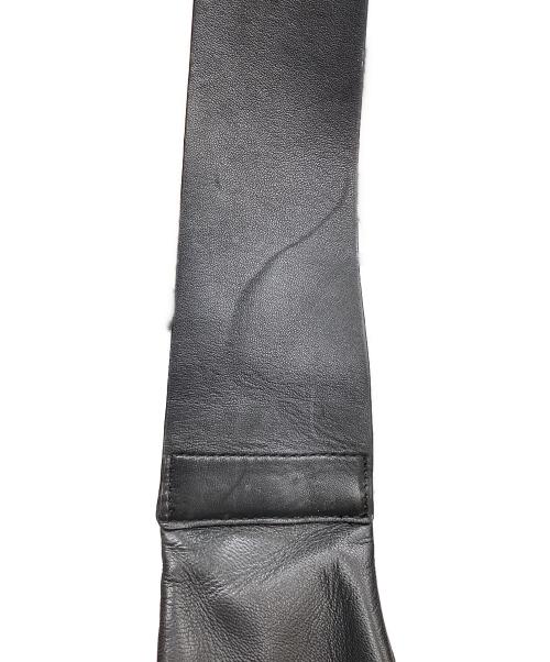 COS（コス）COS (コス) レザープリーツベルトバッグ ブラックの古着・服飾アイテム
