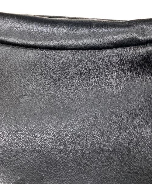 COS（コス）COS (コス) レザープリーツベルトバッグ ブラックの古着・服飾アイテム