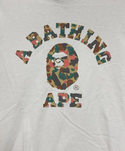 A BATHING APE（ア ベイシング エイプ）A BATHING APE (ア ベイシング エイプ) カモ柄ロゴプリントTシャツ ホワイト サイズ:Mの古着・服飾アイテム