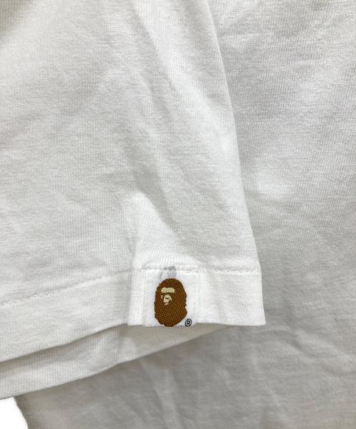 A BATHING APE（ア ベイシング エイプ）A BATHING APE (ア ベイシング エイプ) カモ柄ロゴプリントTシャツ ホワイト サイズ:Mの古着・服飾アイテム