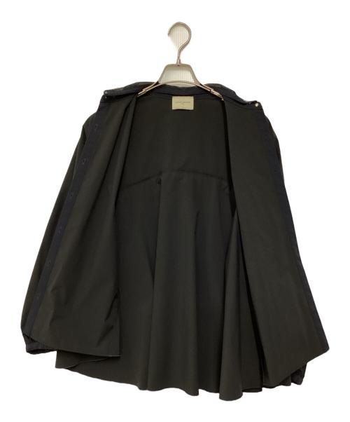 UNITED ARROWS TOKYO（ユナイテッドアローズトウキョウ）UNITED ARROWS TOKYO (ユナイテッドアローズトウキョウ) パイピングバックラッフルフリルブラウス ブラック サイズ:FREEの古着・服飾アイテム