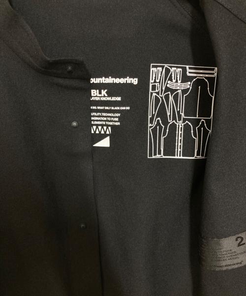 WHITE MOUNTAINEERING（ホワイトマウンテ二アニング）WHITE MOUNTAINEERING (ホワイトマウンテ二アニング) BLACK LAYER KNOWLEDG バンドカラーシャツ ブラック サイズ:2の古着・服飾アイテム