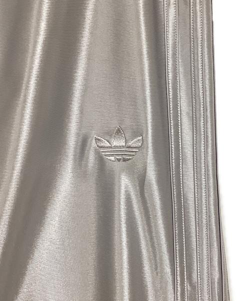 adidas（アディダス）adidas (アディダス) OVERSIZED FIRE BIRD TRACK PANT メタリックシルバー サイズ:XLの古着・服飾アイテム