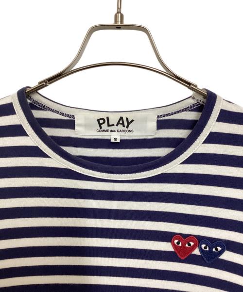 PLAY COMME des GARCONS（プレイコムデギャルソン）PLAY COMME des GARCONS (プレイコムデギャルソン) ハートロゴボーダーカットソー ホワイト×ネイビー サイズ:Sの古着・服飾アイテム