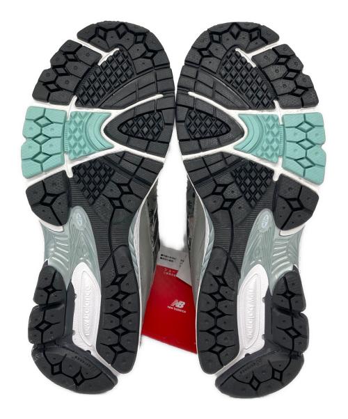 NEW BALANCE（ニューバランス）NEW BALANCE (ニューバランス) ATMOS (アトモス) 2002R ローカットスニーカー グレー×カーキ サイズ:US8の古着・服飾アイテム