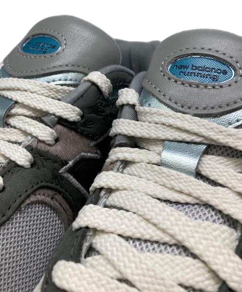 NEW BALANCE（ニューバランス）NEW BALANCE (ニューバランス) ATMOS (アトモス) 2002R ローカットスニーカー グレー×カーキ サイズ:US8の古着・服飾アイテム