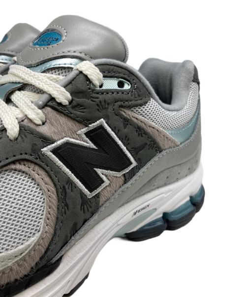 NEW BALANCE（ニューバランス）NEW BALANCE (ニューバランス) ATMOS (アトモス) 2002R ローカットスニーカー グレー×カーキ サイズ:US8の古着・服飾アイテム