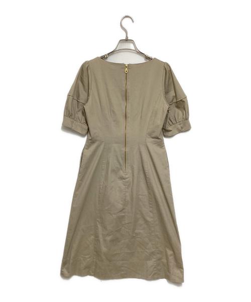 BLUE LABEL CRESTBRIDGE（ブルーレーベルクレストブリッジ）BLUE LABEL CRESTBRIDGE (ブルーレーベルクレストブリッジ) ライトスラブシャンブレーボリュームスリーブドレス ベージュ サイズ:36の古着・服飾アイテム