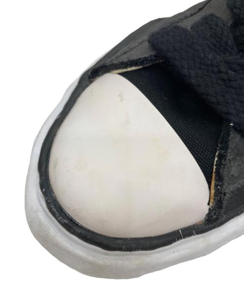 Maison MIHARA YASUHIRO（メゾン ミハラ ヤスヒロ）Maison MIHARA YASUHIRO (メゾン ミハラ ヤスヒロ) PETERSON ローカットキャンバススニーカー ブラック×ホワイト サイズ:43の古着・服飾アイテム