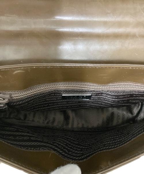 PRADA（プラダ）PRADA (プラダ) エナメルショルダーバッグ ブラウンの古着・服飾アイテム