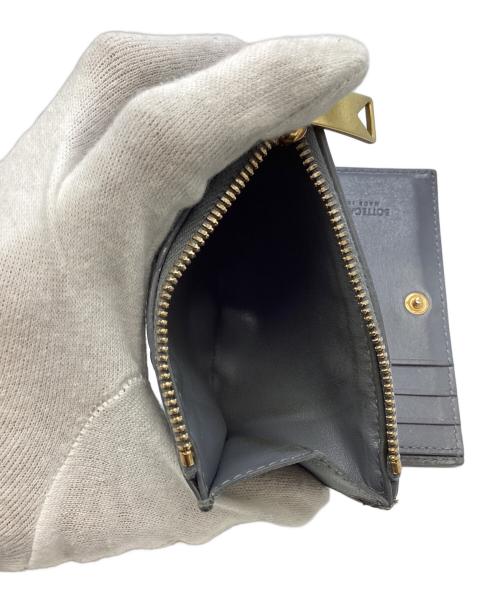 BOTTEGA VENETA（ボッテガベネタ）BOTTEGA VENETA (ボッテガベネタ) 2つ折り財布 グレーの古着・服飾アイテム