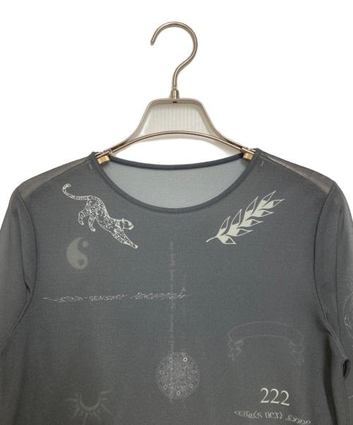MAISON SPECIAL（メゾンスペシャル）MAISON SPECIAL (メゾンスペシャル) TATOO Print Sheer Tops グレー サイズ:Free 未使用品の古着・服飾アイテム