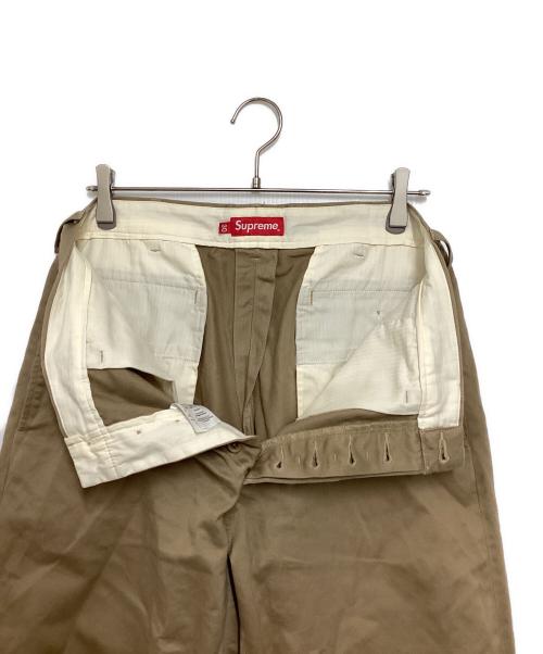 SUPREME（シュプリーム）SUPREME (シュプリーム) ピンナップ ガール ロゴ ワッペン チノパン ベージュ サイズ:30の古着・服飾アイテム
