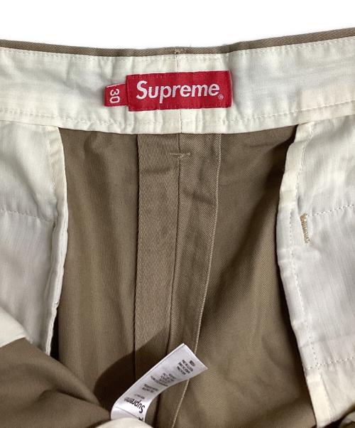 SUPREME（シュプリーム）SUPREME (シュプリーム) ピンナップ ガール ロゴ ワッペン チノパン ベージュ サイズ:30の古着・服飾アイテム