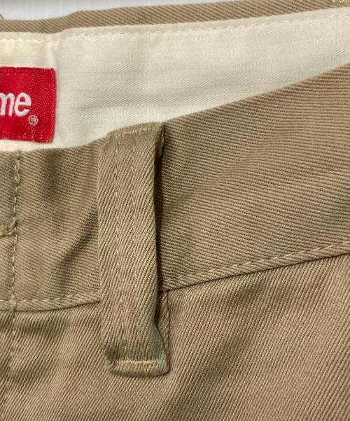 SUPREME（シュプリーム）SUPREME (シュプリーム) ピンナップ ガール ロゴ ワッペン チノパン ベージュ サイズ:30の古着・服飾アイテム