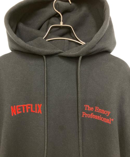 The Ennnoy Professional（ザ エンノイ プロフェッショナル）The Ennnoy Professional (ザ エンノイ プロフェッショナル) NETFLIX (ネットフリックス) プルオーバーパーカー ブラック×レッド サイズ:Lの古着・服飾アイテム